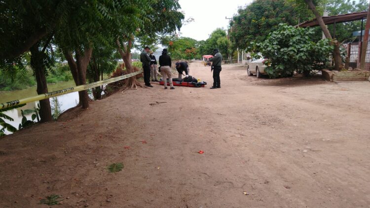 Hallan cadáver de hombre asesinado flotando en canal Recursos