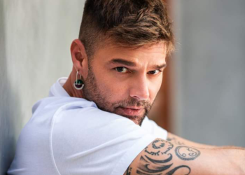Emiten orden de restricción contra el cantante Ricky Martín