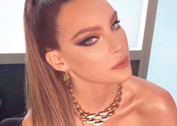 Belinda besa a dos mujeres