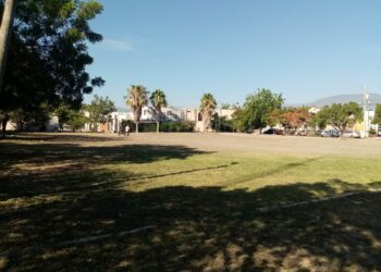 Prosiguen trabajos de restauración y limpieza en espacios públicos deportivos del municipio