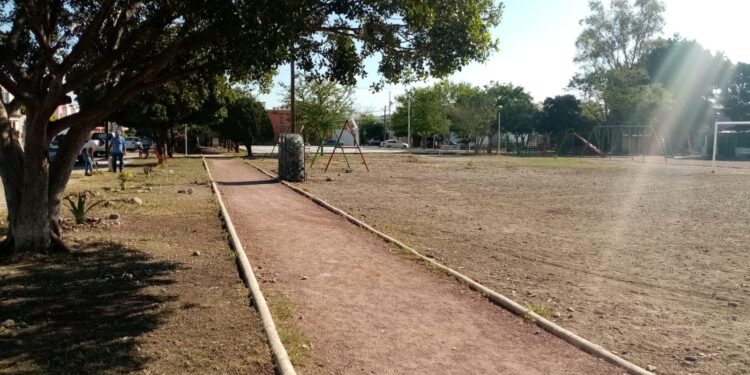 Prosiguen trabajos de restauración y limpieza en espacios públicos deportivos del municipio