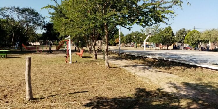 Prosiguen trabajos de restauración y limpieza en espacios públicos deportivos del municipio