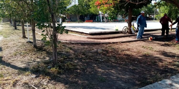 Prosiguen trabajos de restauración y limpieza en espacios públicos deportivos del municipio