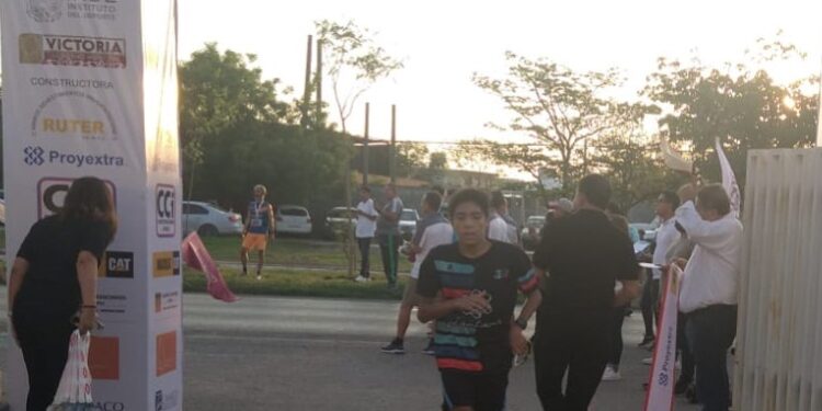 Da Carlos Pizaña banderazo de salida en 4ta. Carrera de la CMIC