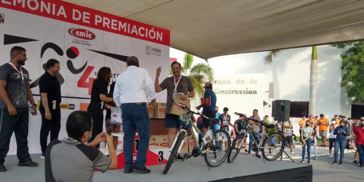 Da Carlos Pizaña banderazo de salida en 4ta. Carrera de la CMIC