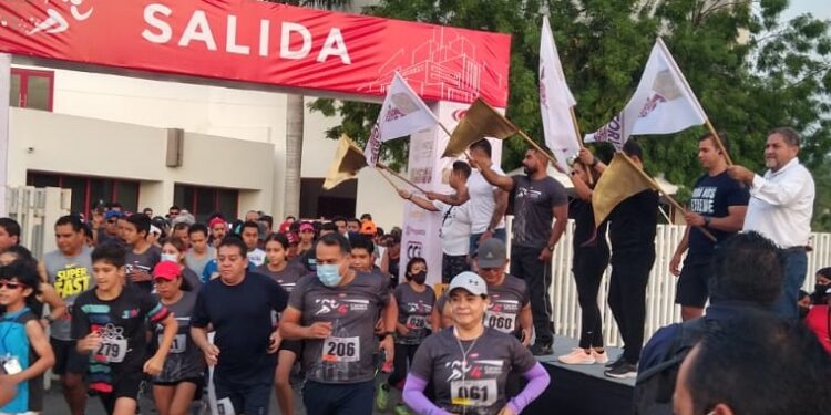 Da Carlos Pizaña banderazo de salida en 4ta. Carrera de la CMIC