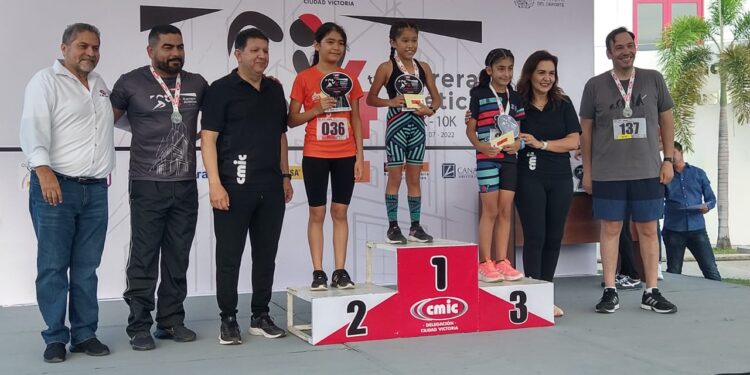 Da Carlos Pizaña banderazo de salida en 4ta. Carrera de la CMIC