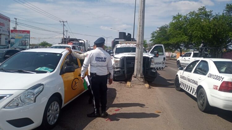 Patrulla de Guardia Nacional choca con un taxi, Culiacán