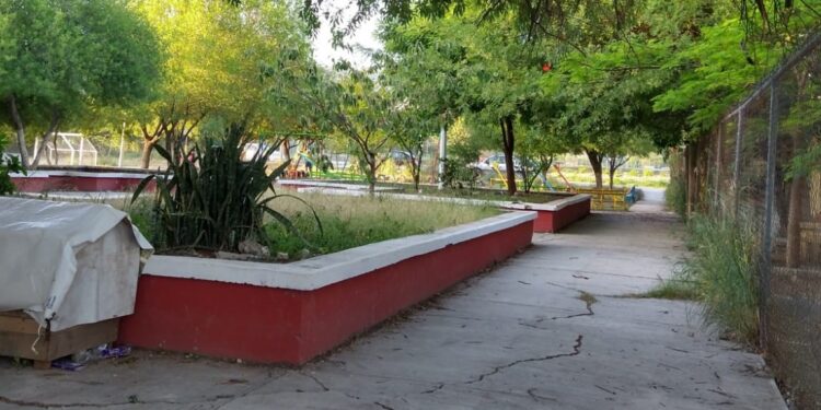 Prosiguen trabajos de restauración y limpieza en espacios públicos deportivos del municipio