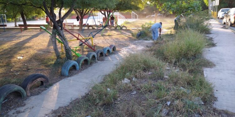 Prosiguen trabajos de restauración y limpieza en espacios públicos deportivos del municipio