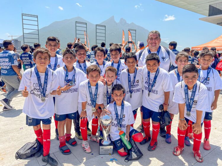 Gana Rayados Victoria título nacional de escuelas filiales de fútbol infantil