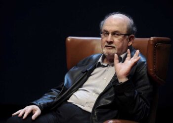 Salman Rushdie está conectado a respirador artificial y podría perder un ojo: NYT