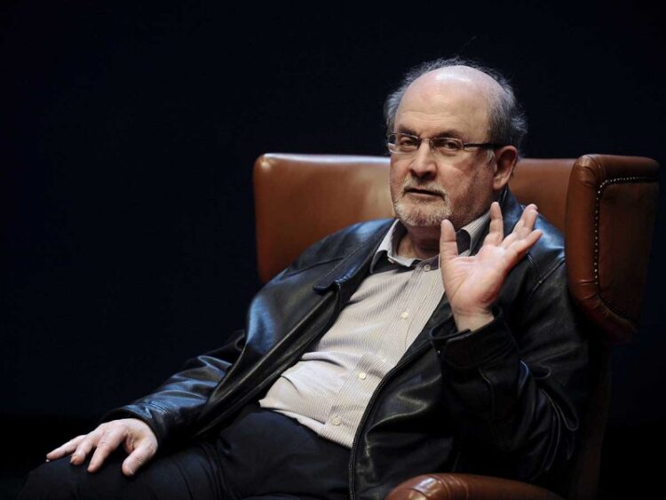 Salman Rushdie está conectado a respirador artificial y podría perder un ojo: NYT