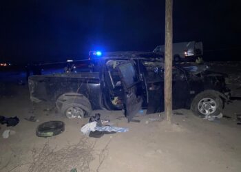 Dos muertos y cinco heridos al volcar camioneta en ruta Victoria-SLP