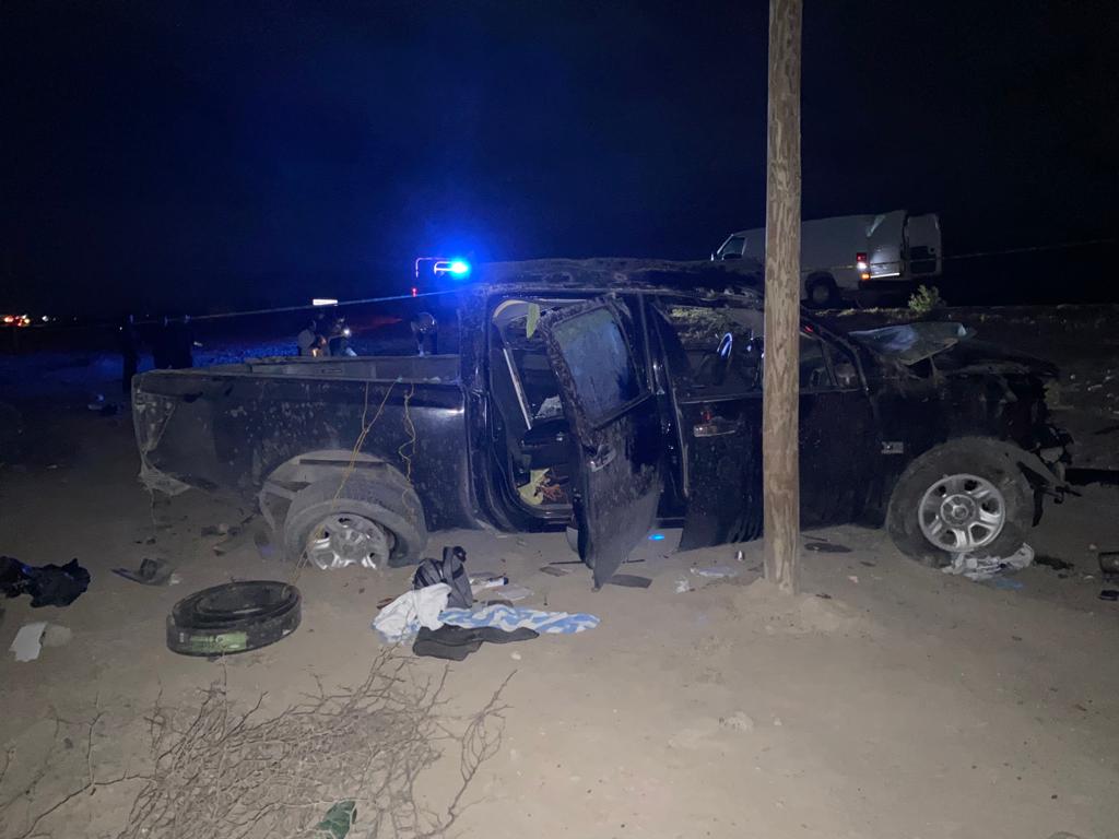 Dos muertos y cinco heridos al volcar camioneta en ruta Victoria-SLP