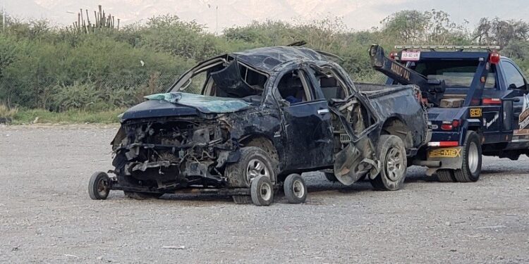 Dos muertos y cinco heridos al volcar camioneta en ruta Victoria-SLP
