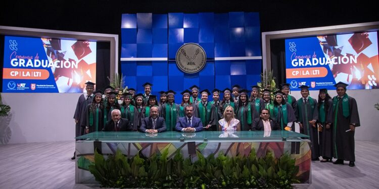 Entrega UAT nueva generación de egresados de la Facultad de Comercio Victoria