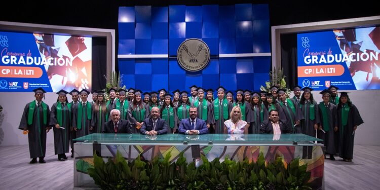 Entrega UAT nueva generación de egresados de la Facultad de Comercio Victoria