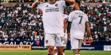 ‘Chicharito’ supera lo hecho en Chivas con una joya de gol