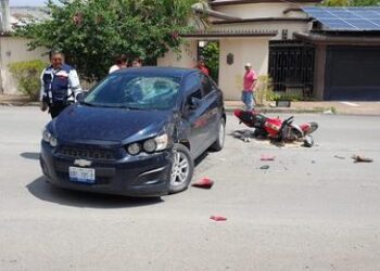 Motociclista herido al estrellarse contra un auto