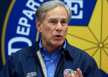 Catalogan reunión de Abbott con familias de Uvalde como estrategia de campaña