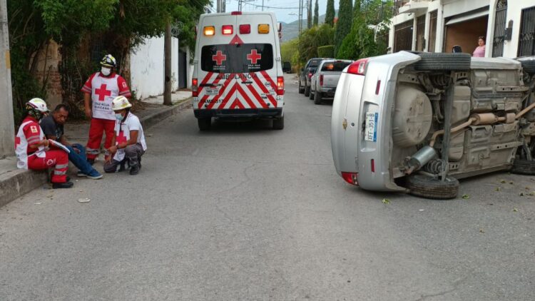 Conductor se marea y acaba volcando su auto