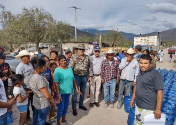 Victorenses auxilian con 300 garrafones de agua a familias de 4 ejidos en Miquihuana