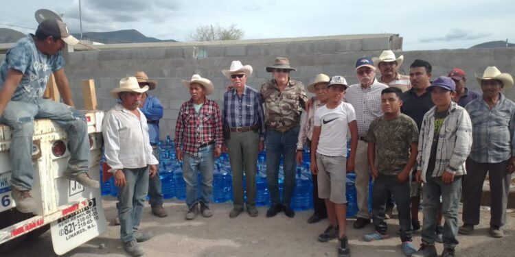 Victorenses auxilian con 300 garrafones de agua a familias de 4 ejidos en Miquihuana