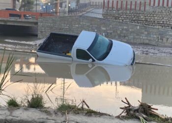 Camioneta a punto de volcar por la lluvia en Tula