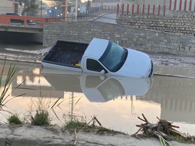 Camioneta a punto de volcar por la lluvia en Tula