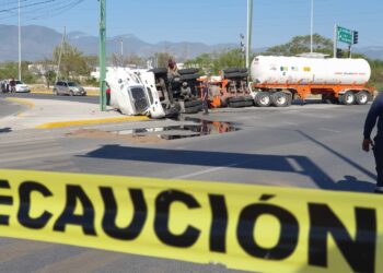 Vuelca pipa cargada con diesel en Av. Sulaimán de Cd. Victoria