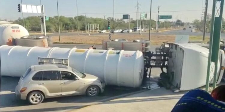 Vuelca pipa cargada con diesel en Av. Sulaimán de Cd. Victoria