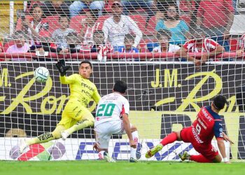 Por fin gana Chivas, golea 4-0 al Necaxa en el estadio Victoria