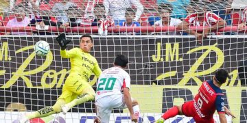 Por fin gana Chivas, golea 4-0 al Necaxa en el estadio Victoria