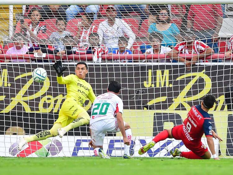 Por fin gana Chivas, golea 4-0 al Necaxa en el estadio Victoria
