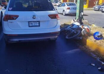 Cobrador estrella motocicleta atrás de camioneta