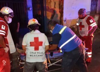 Tres policías estatales heridos al estrellar auto contra barda en Victoria