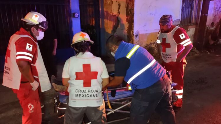 Tres policías estatales heridos al estrellar auto contra barda en Victoria