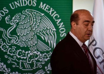 Buscan culpar a Murillo Karam de tortura por falsear desaparición de los 43