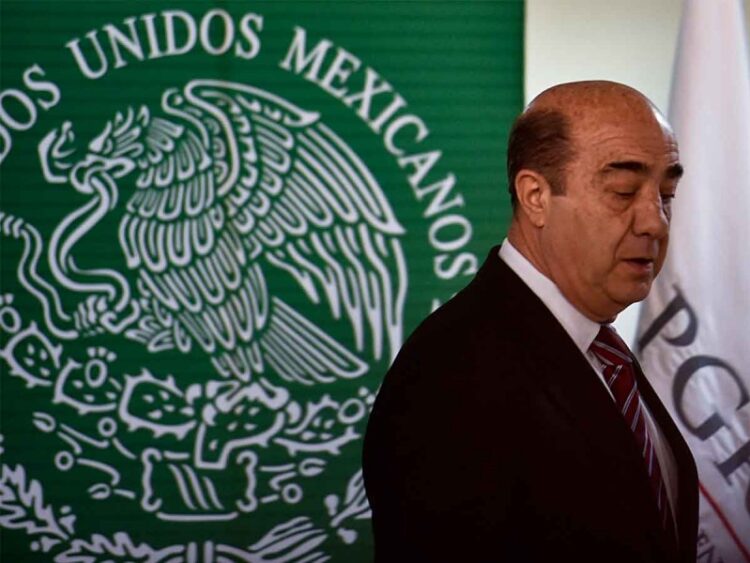 Buscan culpar a Murillo Karam de tortura por falsear desaparición de los 43