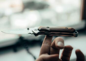 Mujer corta genitales a su novio por tratar de violar a su hija