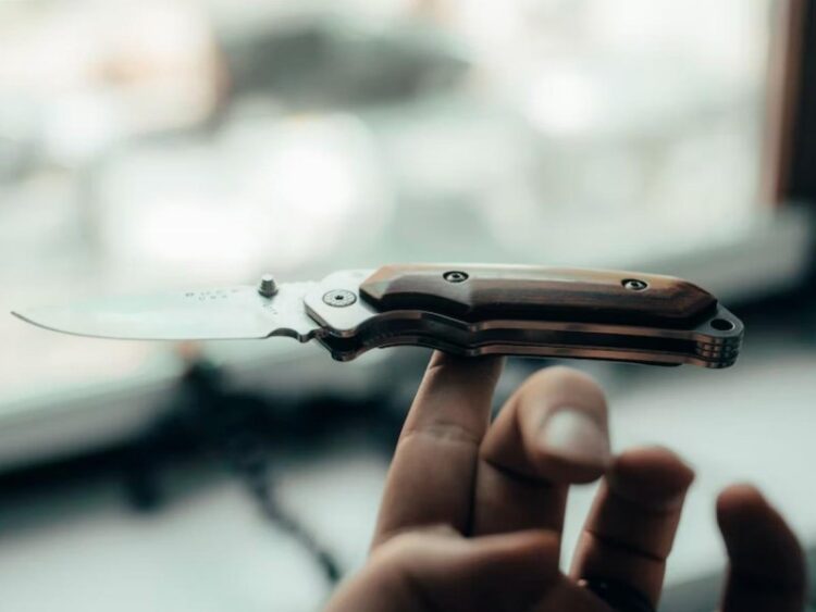 Mujer corta genitales a su novio por tratar de violar a su hija