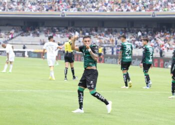 Santos Laguna golea 5-1 a Pumas de la UNAM en estadio universitario