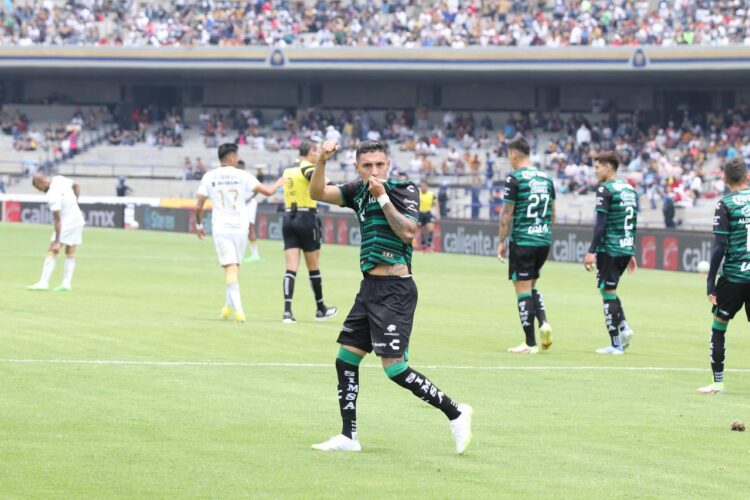 Santos Laguna golea 5-1 a Pumas de la UNAM en estadio universitario