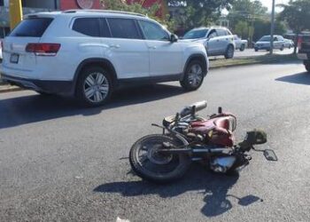 Motociclista despistado se estrella contra camioneta