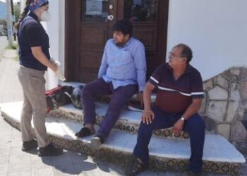 Camioneta tumba a motociclista y lo lesiona