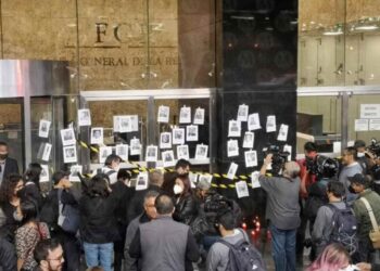 Periodistas ‘clausuran’ la FGR en protesta por asesinato de comunicadores