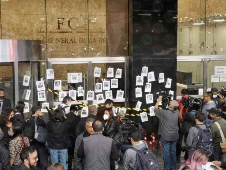 Periodistas ‘clausuran’ la FGR en protesta por asesinato de comunicadores