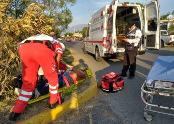 Mujer lesiona a motociclista en Col. Azteca