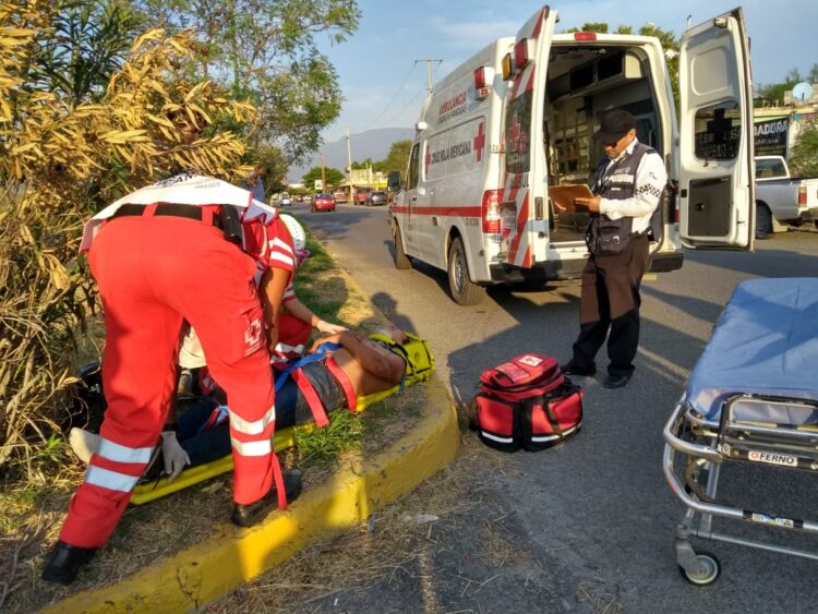 Mujer lesiona a motociclista en Col. Azteca